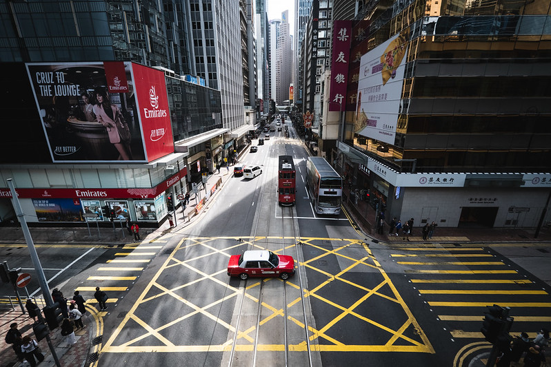 Straßenkreuzung mit rotem Taxi