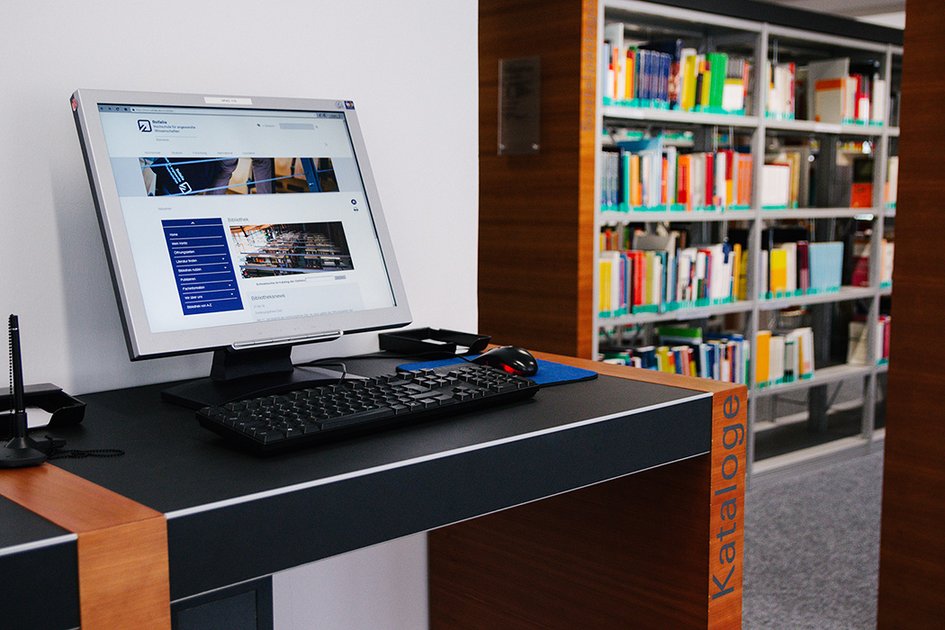 Stehpult mit Monitor, der die Startseite zur Online-Katalog der Ostfalia-Bibliothek anzeigt