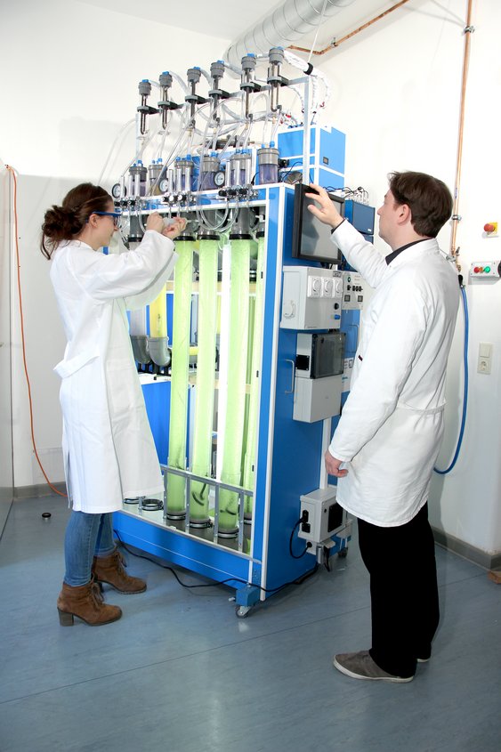Studierende im Labor