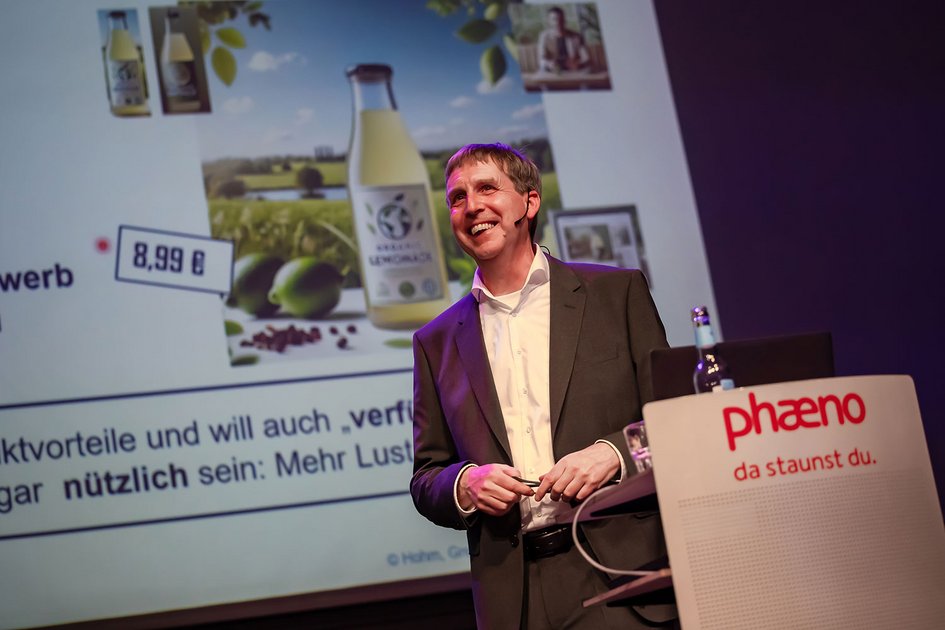 Prof. Dr. Dirk Hohm bei seinem Vortrag im Rahmen des Science Talk im Phaeno Wissenschaftstheater in Wolfsburg
