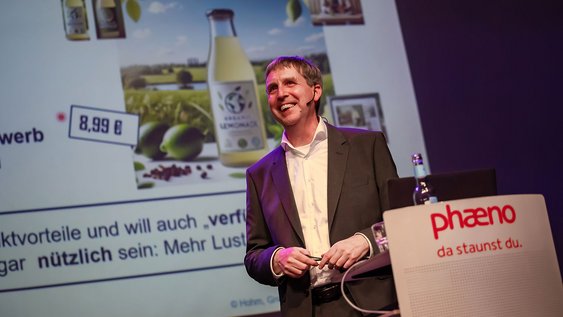 Prof. Dr. Dirk Hohm bei seinem Vortrag im Rahmen des Science Talk im Phaeno Wissenschaftstheater in Wolfsburg