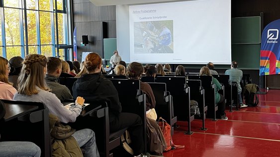 Schülerinnen uns Schüler hören im Audimax einem Vortrag zu.