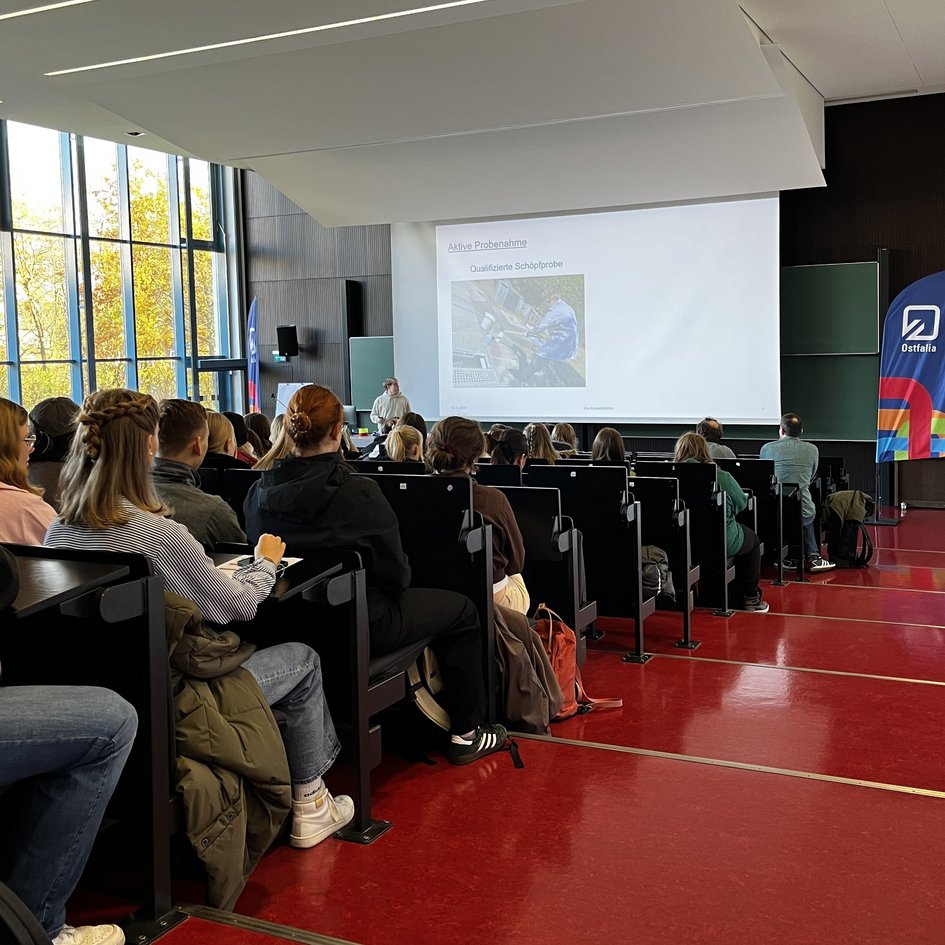 Schülerinnen uns Schüler hören im Audimax einem Vortrag zu.