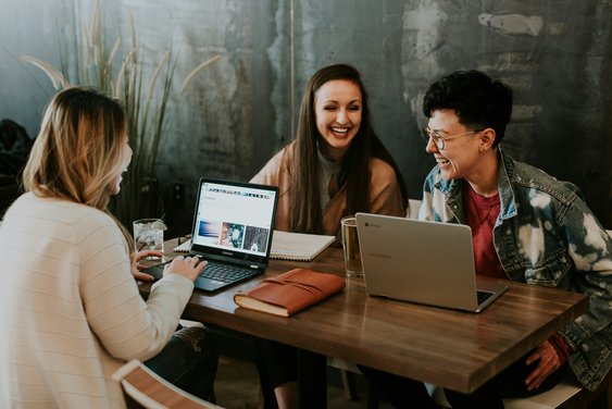 Studierende sitzen gemeinsam an einem Tisch