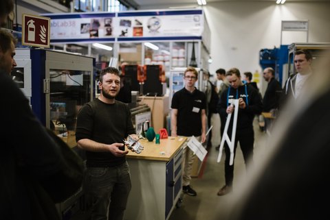 Studieninteressierte besuchen die Fakultät Maschinenbau. (öffnet Vergrößerung des Bildes)