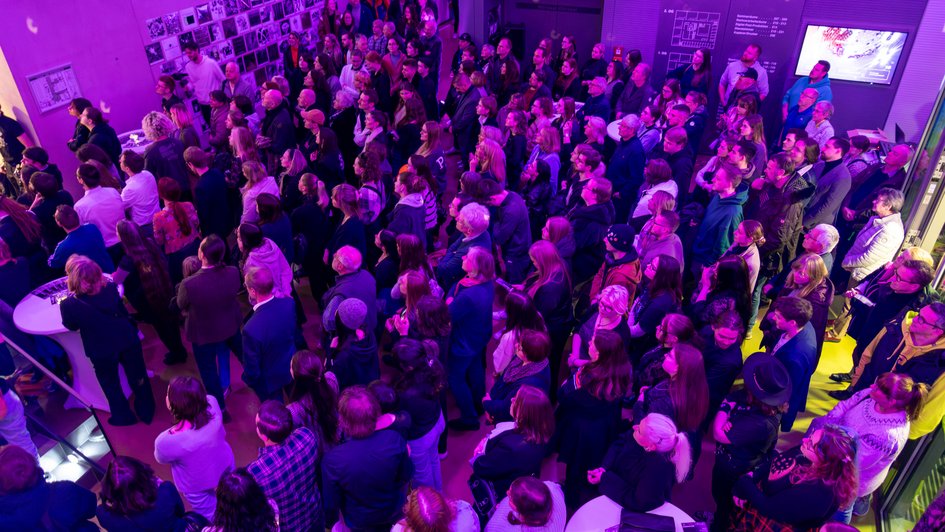 Foyer Gebäude C am Campus Salzgitter während der Ausstellungseröffnung Medienpreis (öffnet Vergrößerung des Bildes)