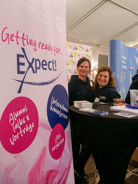 Am Info-Stand mit Julia Hussendörfer und Lara Mesterknecht. Die Organisatorinnen der Messe. 