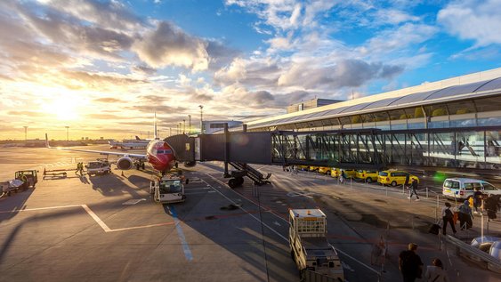 Flughafen in Wien mit Flugzeugen am Terminal.