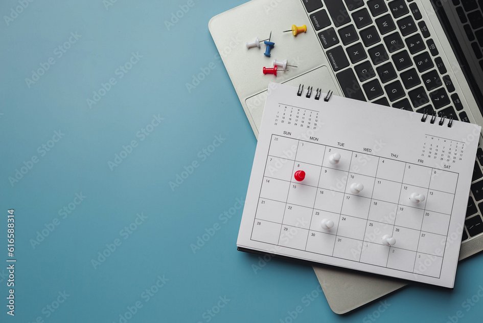 Ein Kalender mit Pins drauf