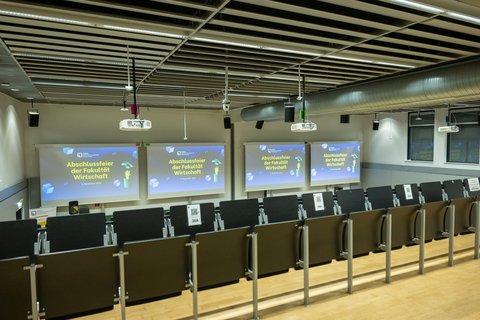 Blick in einen Hörsaal in dem gleich die Absolventenfeier stattfindet