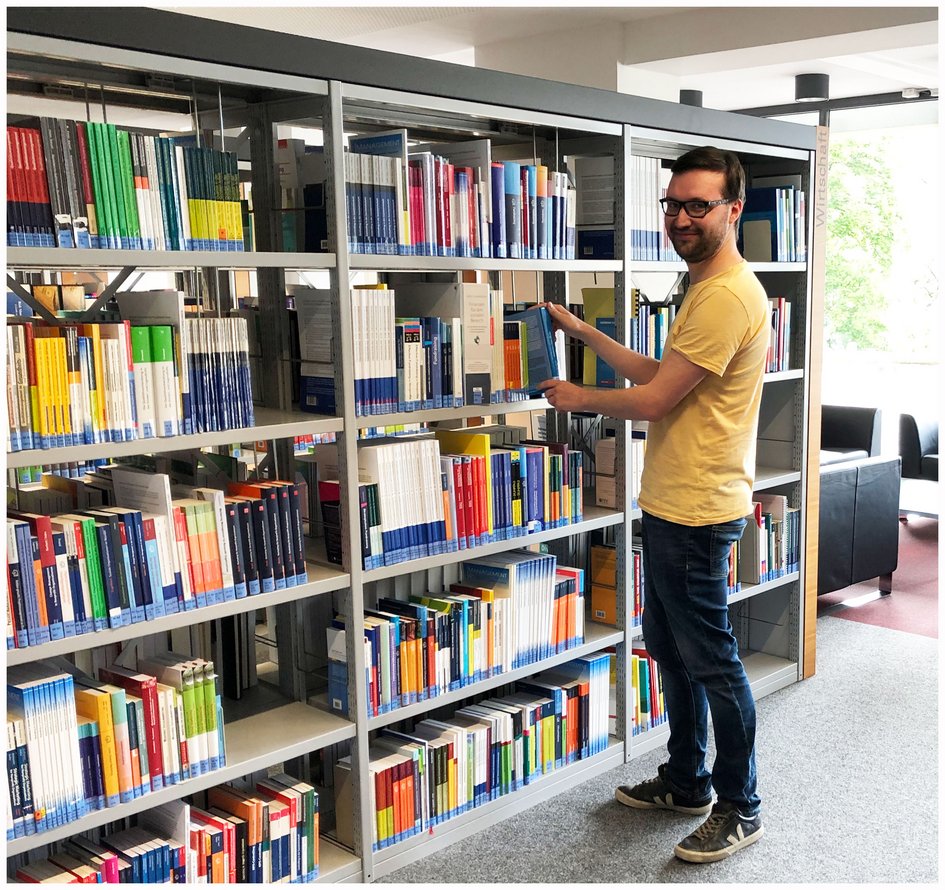 Jonas Wolff, Mitarbeiter der Bibliothek am Campus Wolfenbüttel