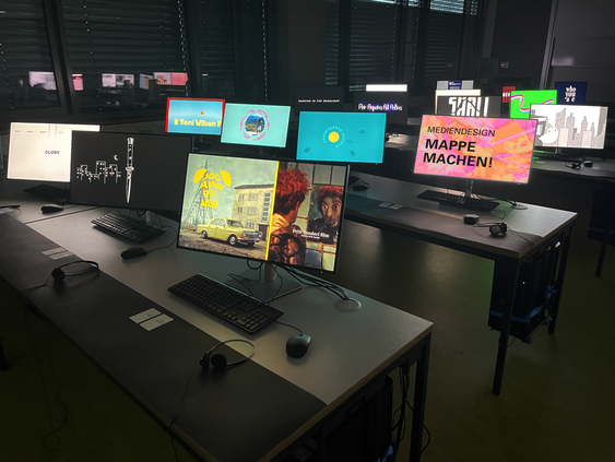 Leerer Raum mit eingeschalteten Computerscreens