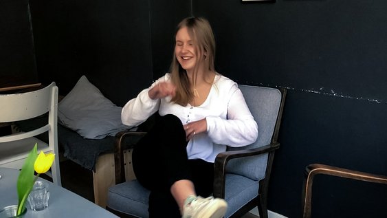 Lena im Cafe in Amsterdam.